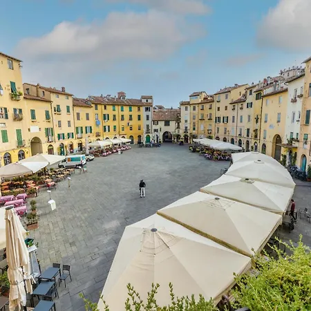 Apartment With Lucca Square Views Apartment *