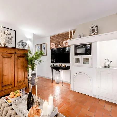 Apartment With Lucca Square Views