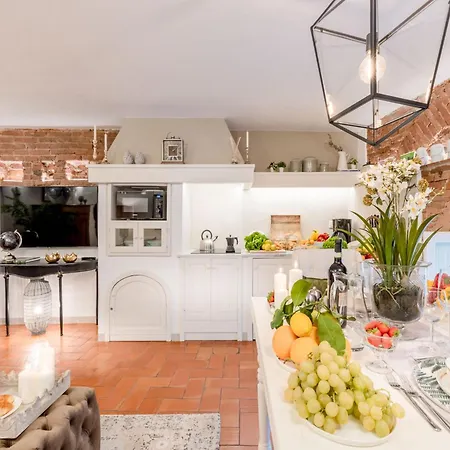 Apartment Apartment With Lucca Square Views Lucca